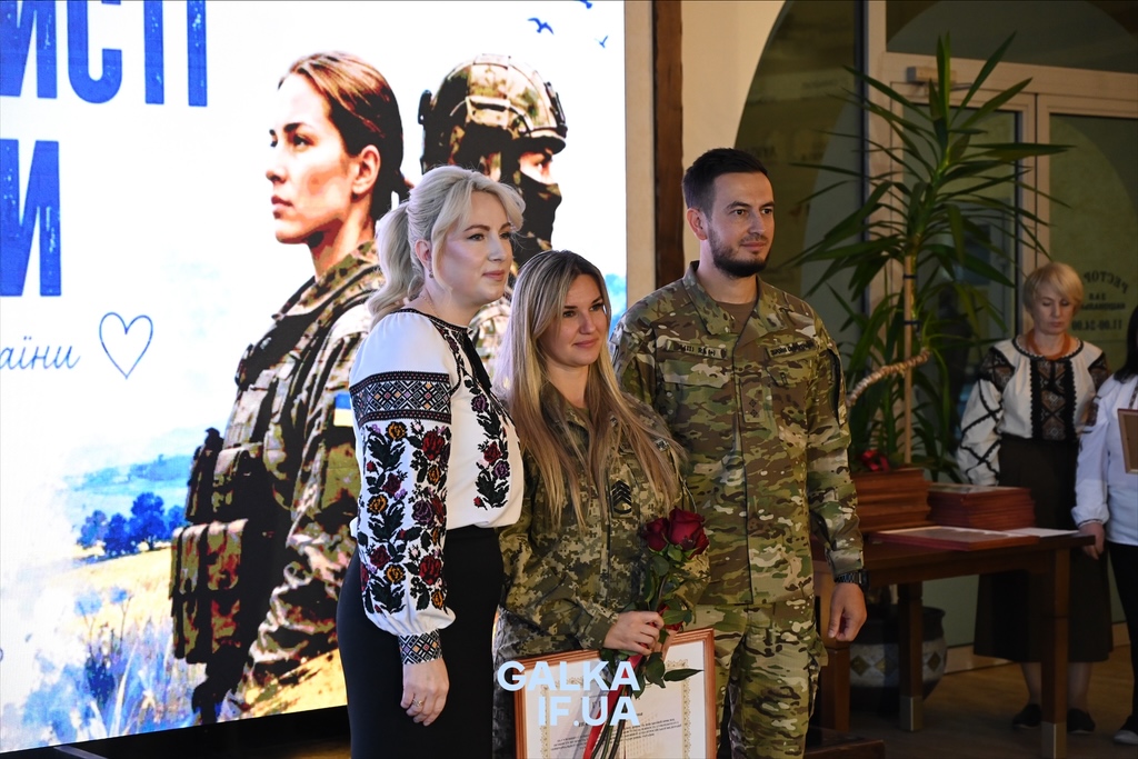 «Пам’ятати про тих, завдяки кому ходимо по цій землі»: у Франківську до Дня захисників нагородили бійців, ветеранів і рятувальників (ФОТО)