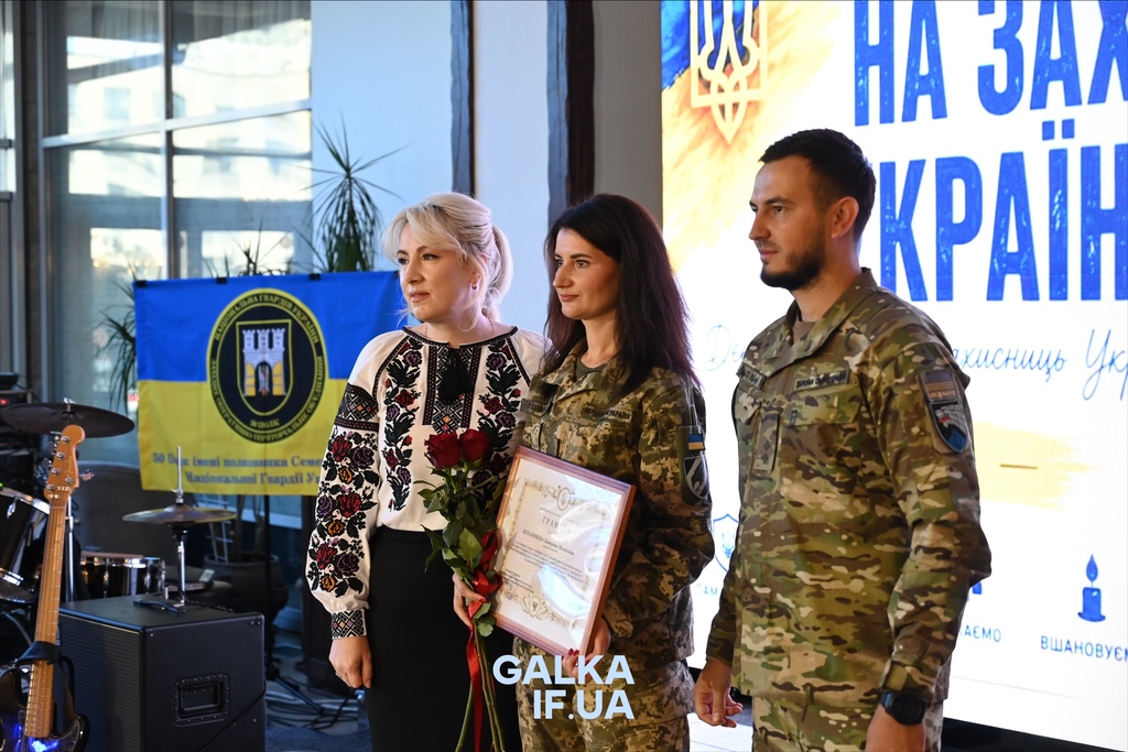 «Пам’ятати про тих, завдяки кому ходимо по цій землі»: у Франківську до Дня захисників нагородили бійців, ветеранів і рятувальників (ФОТО)