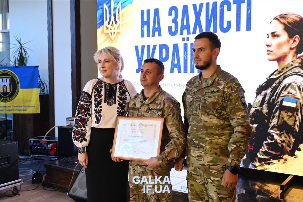 «Пам’ятати про тих, завдяки кому ходимо по цій землі»: у Франківську до Дня захисників нагородили бійців, ветеранів і рятувальників (ФОТО)