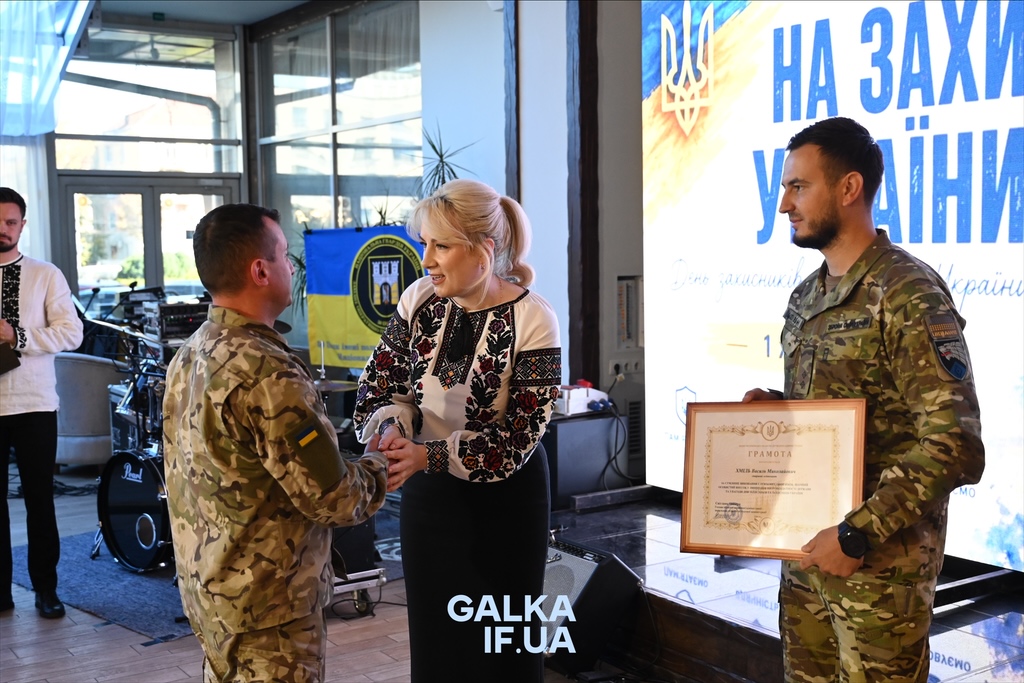 «Пам’ятати про тих, завдяки кому ходимо по цій землі»: у Франківську до Дня захисників нагородили бійців, ветеранів і рятувальників (ФОТО)
