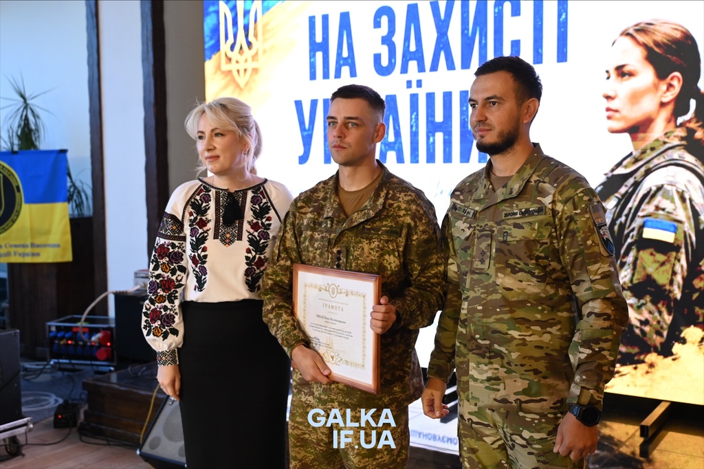 «Пам’ятати про тих, завдяки кому ходимо по цій землі»: у Франківську до Дня захисників нагородили бійців, ветеранів і рятувальників (ФОТО)