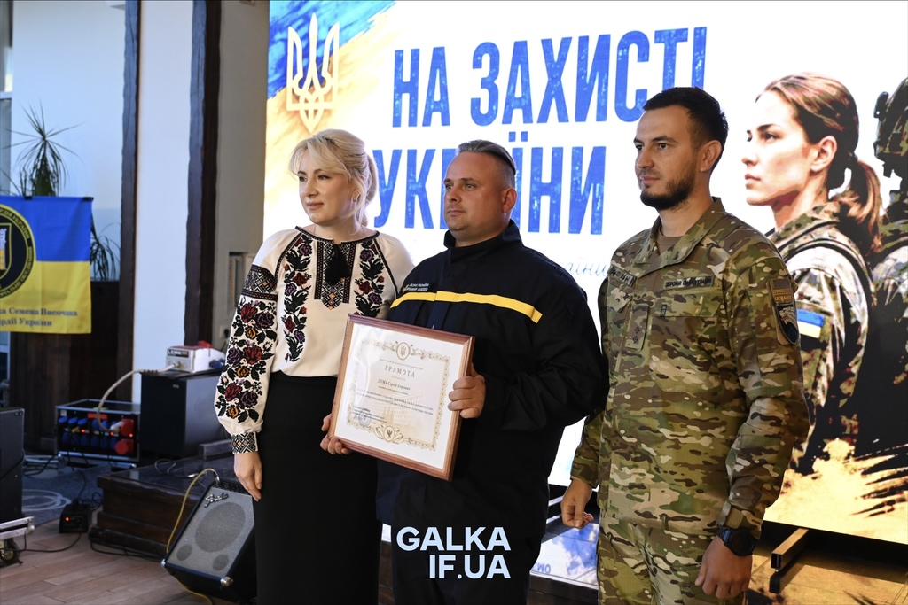 «Пам’ятати про тих, завдяки кому ходимо по цій землі»: у Франківську до Дня захисників нагородили бійців, ветеранів і рятувальників (ФОТО)