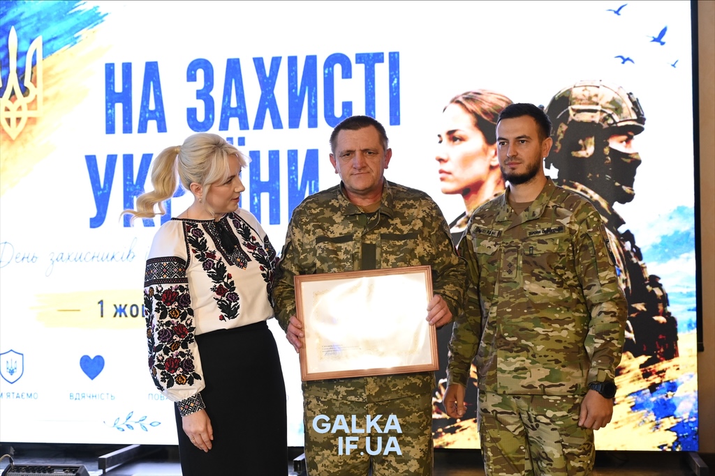 «Пам’ятати про тих, завдяки кому ходимо по цій землі»: у Франківську до Дня захисників нагородили бійців, ветеранів і рятувальників (ФОТО)
