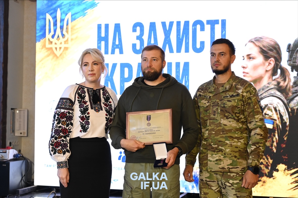 «Пам’ятати про тих, завдяки кому ходимо по цій землі»: у Франківську до Дня захисників нагородили бійців, ветеранів і рятувальників (ФОТО)