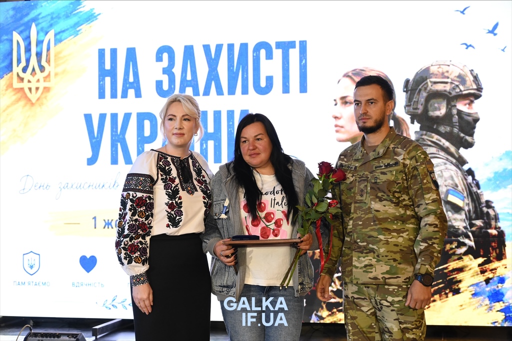 «Пам’ятати про тих, завдяки кому ходимо по цій землі»: у Франківську до Дня захисників нагородили бійців, ветеранів і рятувальників (ФОТО)