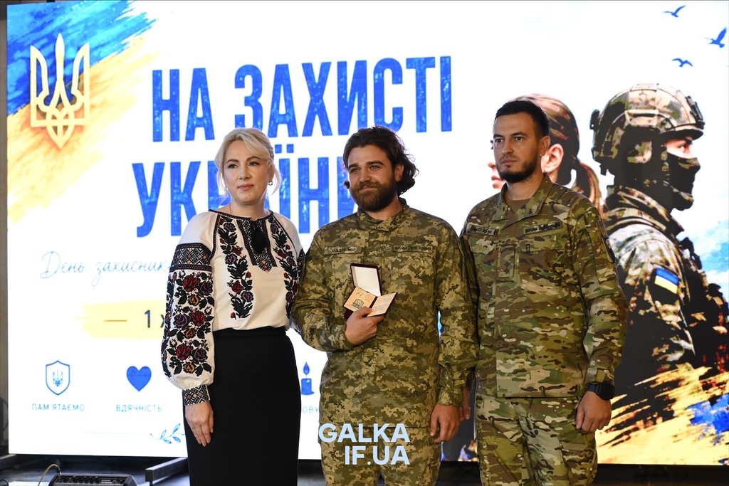 «Пам’ятати про тих, завдяки кому ходимо по цій землі»: у Франківську до Дня захисників нагородили бійців, ветеранів і рятувальників (ФОТО)