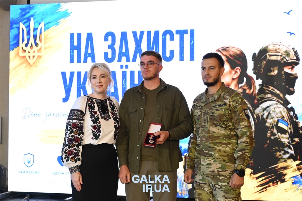 «Пам’ятати про тих, завдяки кому ходимо по цій землі»: у Франківську до Дня захисників нагородили бійців, ветеранів і рятувальників (ФОТО)