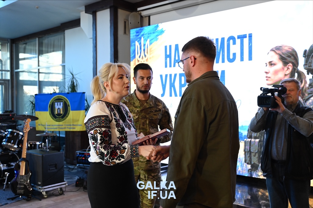 «Пам’ятати про тих, завдяки кому ходимо по цій землі»: у Франківську до Дня захисників нагородили бійців, ветеранів і рятувальників (ФОТО)
