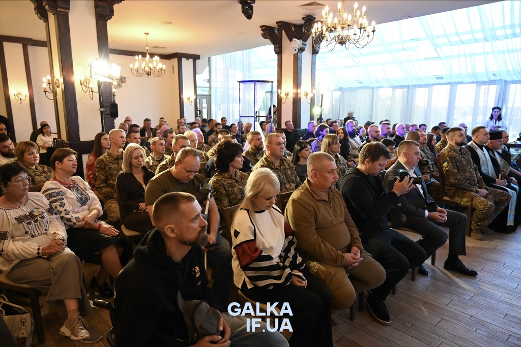 «Пам’ятати про тих, завдяки кому ходимо по цій землі»: у Франківську до Дня захисників нагородили бійців, ветеранів і рятувальників (ФОТО)