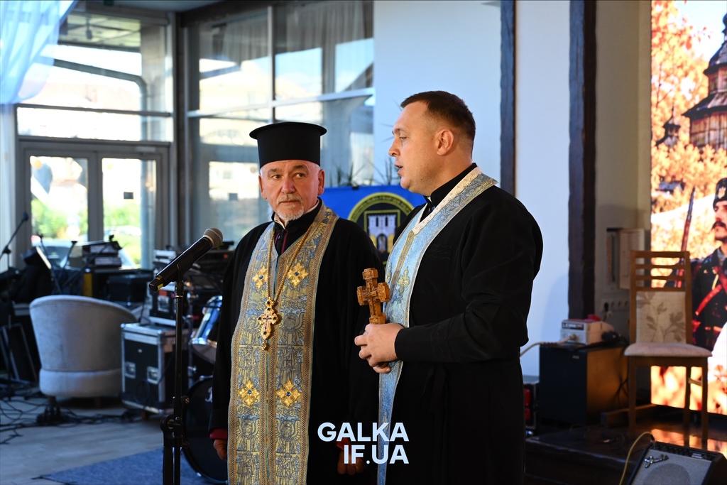«Пам’ятати про тих, завдяки кому ходимо по цій землі»: у Франківську до Дня захисників нагородили бійців, ветеранів і рятувальників (ФОТО)