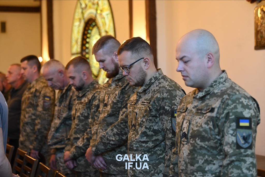 «Пам’ятати про тих, завдяки кому ходимо по цій землі»: у Франківську до Дня захисників нагородили бійців, ветеранів і рятувальників (ФОТО)
