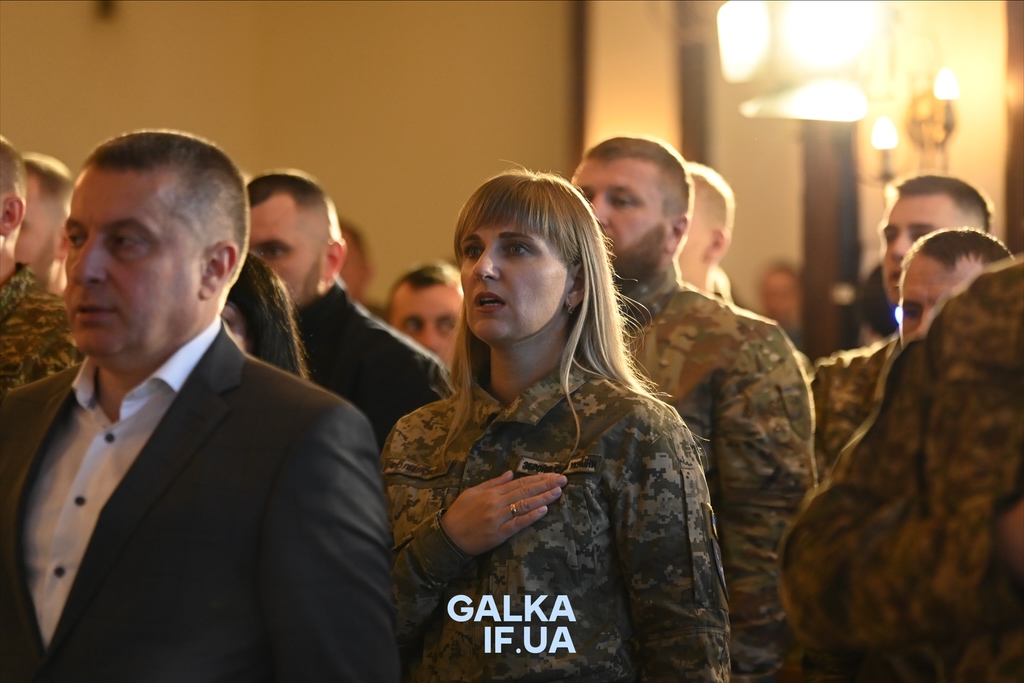 «Пам’ятати про тих, завдяки кому ходимо по цій землі»: у Франківську до Дня захисників нагородили бійців, ветеранів і рятувальників (ФОТО)