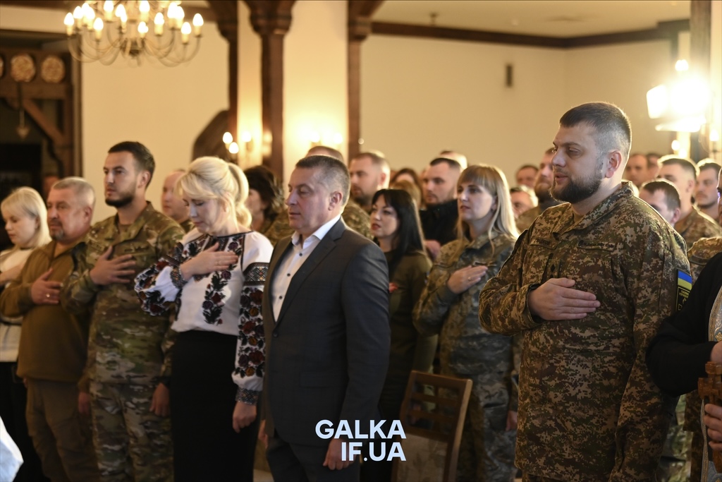 «Пам’ятати про тих, завдяки кому ходимо по цій землі»: у Франківську до Дня захисників нагородили бійців, ветеранів і рятувальників (ФОТО)