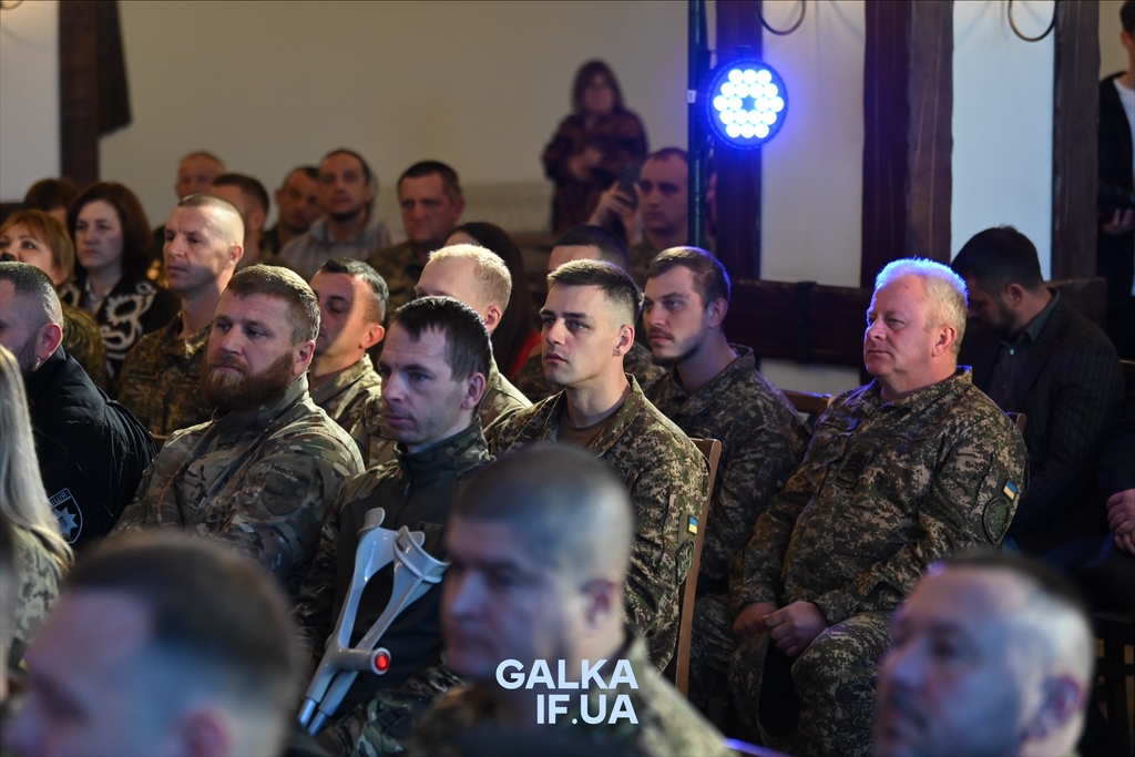 «Пам’ятати про тих, завдяки кому ходимо по цій землі»: у Франківську до Дня захисників нагородили бійців, ветеранів і рятувальників (ФОТО)