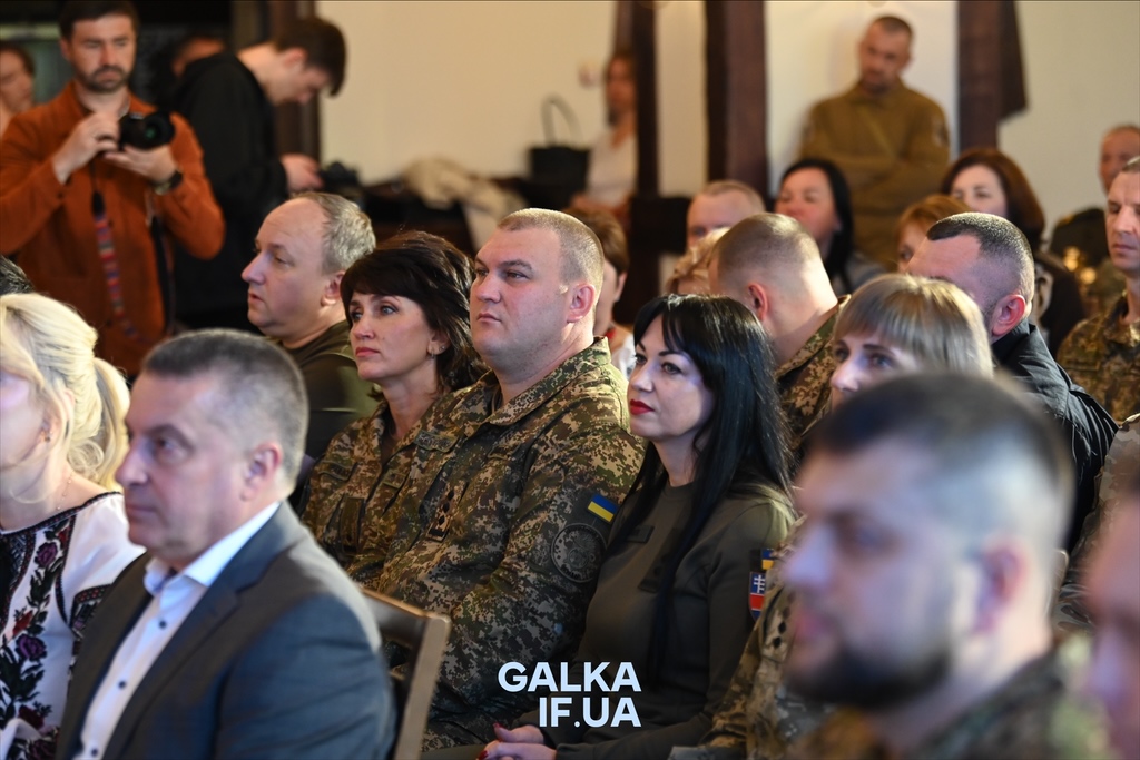 «Пам’ятати про тих, завдяки кому ходимо по цій землі»: у Франківську до Дня захисників нагородили бійців, ветеранів і рятувальників (ФОТО)