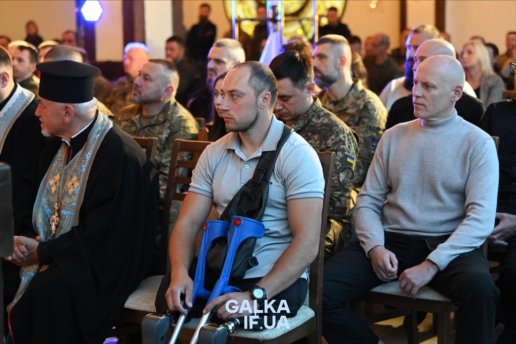 «Пам’ятати про тих, завдяки кому ходимо по цій землі»: у Франківську до Дня захисників нагородили бійців, ветеранів і рятувальників (ФОТО)