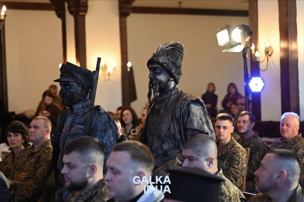 «Пам’ятати про тих, завдяки кому ходимо по цій землі»: у Франківську до Дня захисників нагородили бійців, ветеранів і рятувальників (ФОТО)
