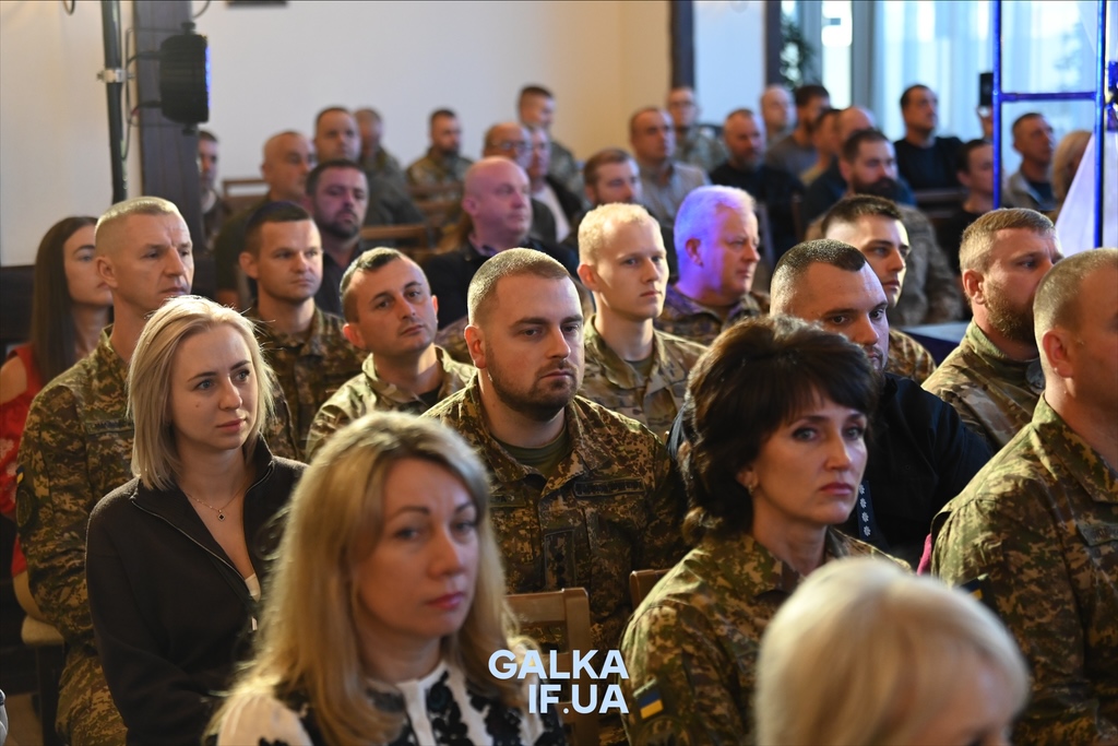 «Пам’ятати про тих, завдяки кому ходимо по цій землі»: у Франківську до Дня захисників нагородили бійців, ветеранів і рятувальників (ФОТО)