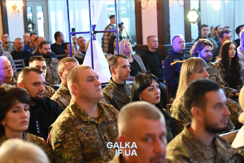 «Пам’ятати про тих, завдяки кому ходимо по цій землі»: у Франківську до Дня захисників нагородили бійців, ветеранів і рятувальників (ФОТО)