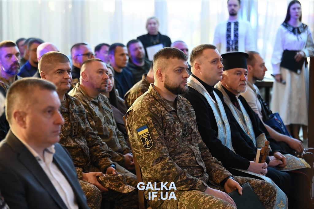 «Пам’ятати про тих, завдяки кому ходимо по цій землі»: у Франківську до Дня захисників нагородили бійців, ветеранів і рятувальників (ФОТО)