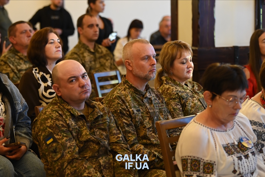 «Пам’ятати про тих, завдяки кому ходимо по цій землі»: у Франківську до Дня захисників нагородили бійців, ветеранів і рятувальників (ФОТО)