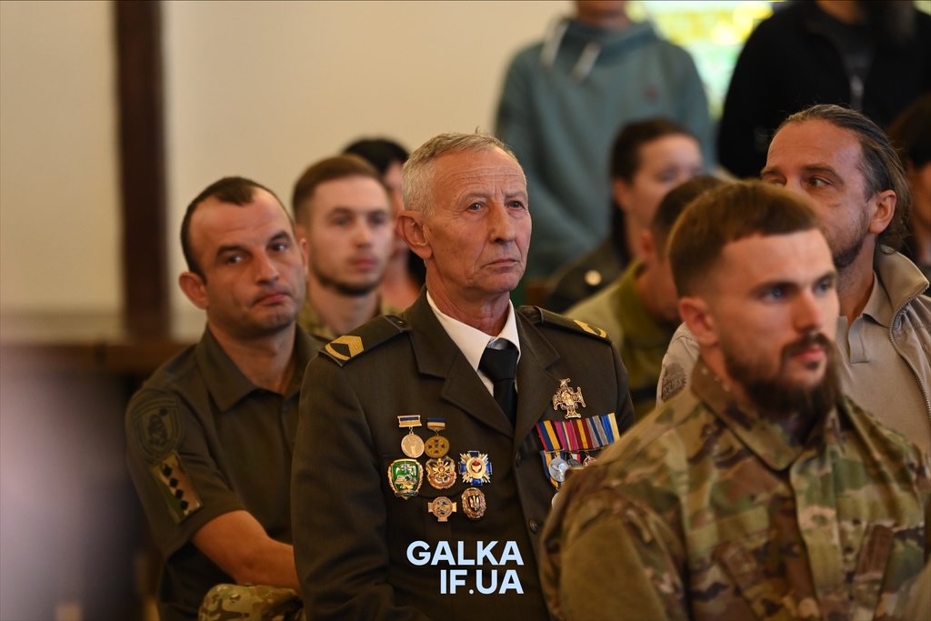 «Пам’ятати про тих, завдяки кому ходимо по цій землі»: у Франківську до Дня захисників нагородили бійців, ветеранів і рятувальників (ФОТО)