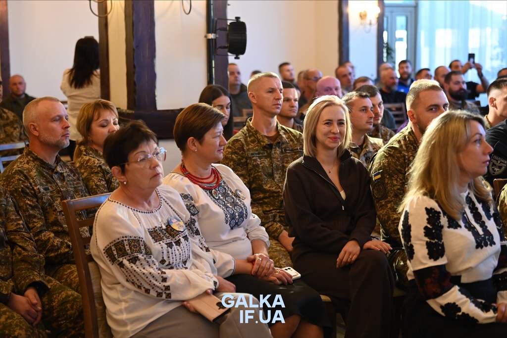 «Пам’ятати про тих, завдяки кому ходимо по цій землі»: у Франківську до Дня захисників нагородили бійців, ветеранів і рятувальників (ФОТО)