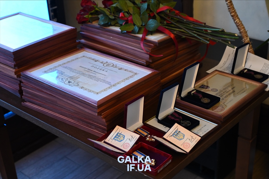 «Пам’ятати про тих, завдяки кому ходимо по цій землі»: у Франківську до Дня захисників нагородили бійців, ветеранів і рятувальників (ФОТО)