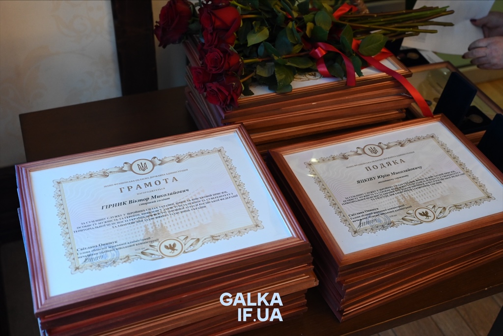 «Пам’ятати про тих, завдяки кому ходимо по цій землі»: у Франківську до Дня захисників нагородили бійців, ветеранів і рятувальників (ФОТО)