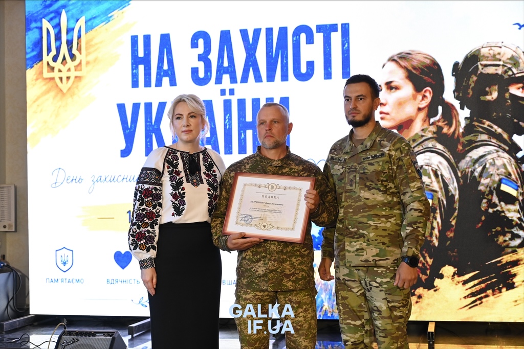 «Пам’ятати про тих, завдяки кому ходимо по цій землі»: у Франківську до Дня захисників нагородили бійців, ветеранів і рятувальників (ФОТО)