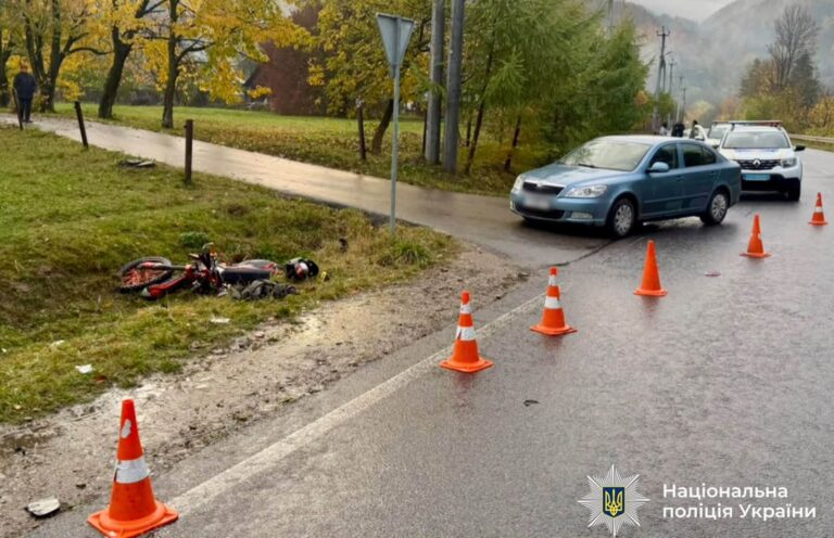 На Косівщині внаслідок зіткнення мотоцикла з автомобілем травмувалися двоє неповнолітніх (ФОТО)