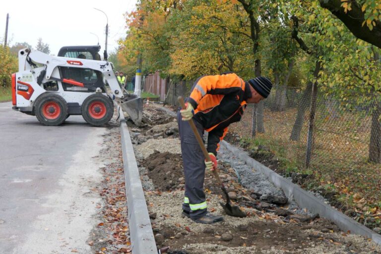 У Калуші облаштовують майже кілометр безбар’єрного тротуару на Височанці