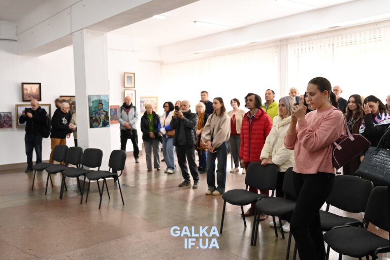 “Місто має зберігати свій дух”: у Франківську до Дня художника відкрили виставку про історію та архітектуру міста