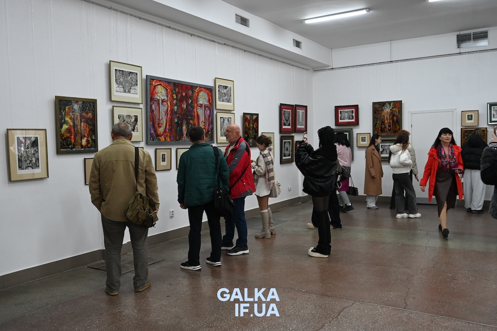 «Роботи без назв, аби кожен знайшов свій зміст»: у Франківську відкрили виставку «Графіка» Ярослава Даниліва (ФОТО)