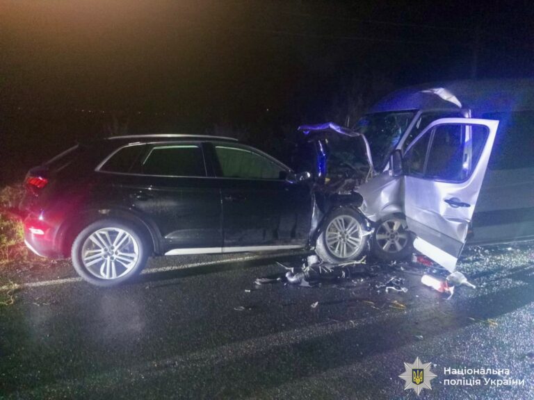 В Отинії п’яний водій Audi зіткнувся з Mercedes: двох людей госпіталізували (ФОТО)