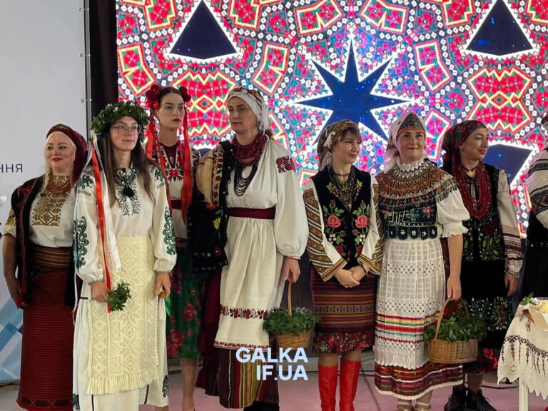 Обряд просин і строї різних регіонів: у Франківську дружини воїнів та ветеран провели дефіле-перформанс (ФОТО)