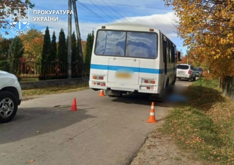 Наїхав на 4-річного хлопчика на кінцевій зупинці: водія автобуса з Долинщини взяли під варту