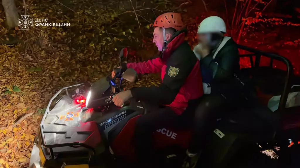 На Надвірнянщині туристка заблукала у гірській місцевості: їй допомогли рятувальники (ФОТОФАКТ)