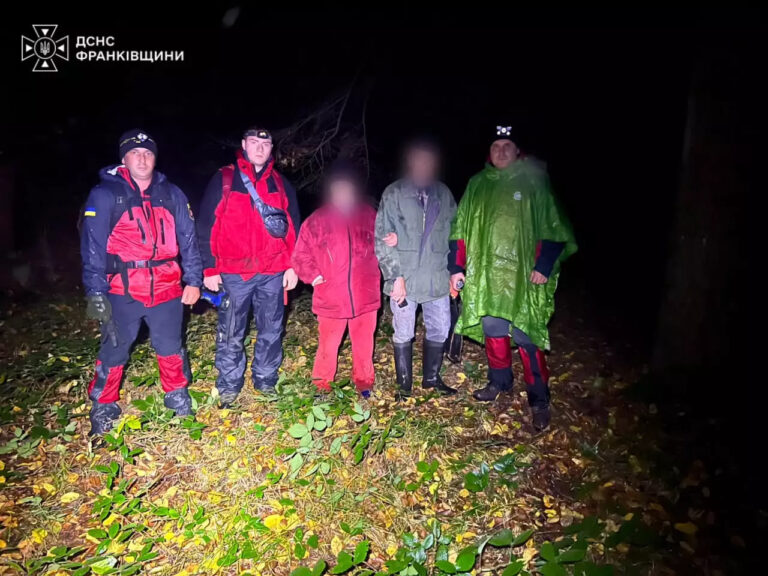 Збирали гриби й заблукали в темряві: на Прикарпатті рятувальники розшукали подружжя