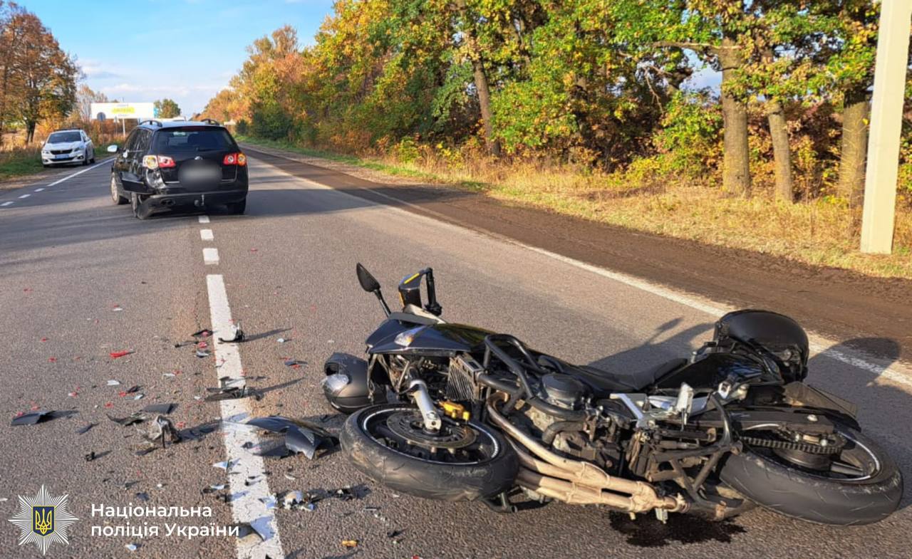 У Тисменичанах мотоцикліст врізався у Volkswagen Passat та потрапив до лікарні (ФОТОФАКТ)