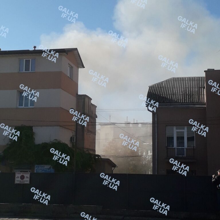 На Залізничній у Франківську горіли гараж та автомобіль (ФОТО)