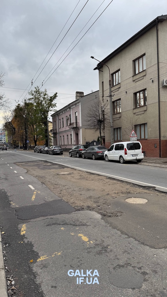 «Першочергово підсипемо, щоб не було аварій»: у «Водоканалі» пояснили терміни ремонту дороги на Лепкого (ВІДЕО)