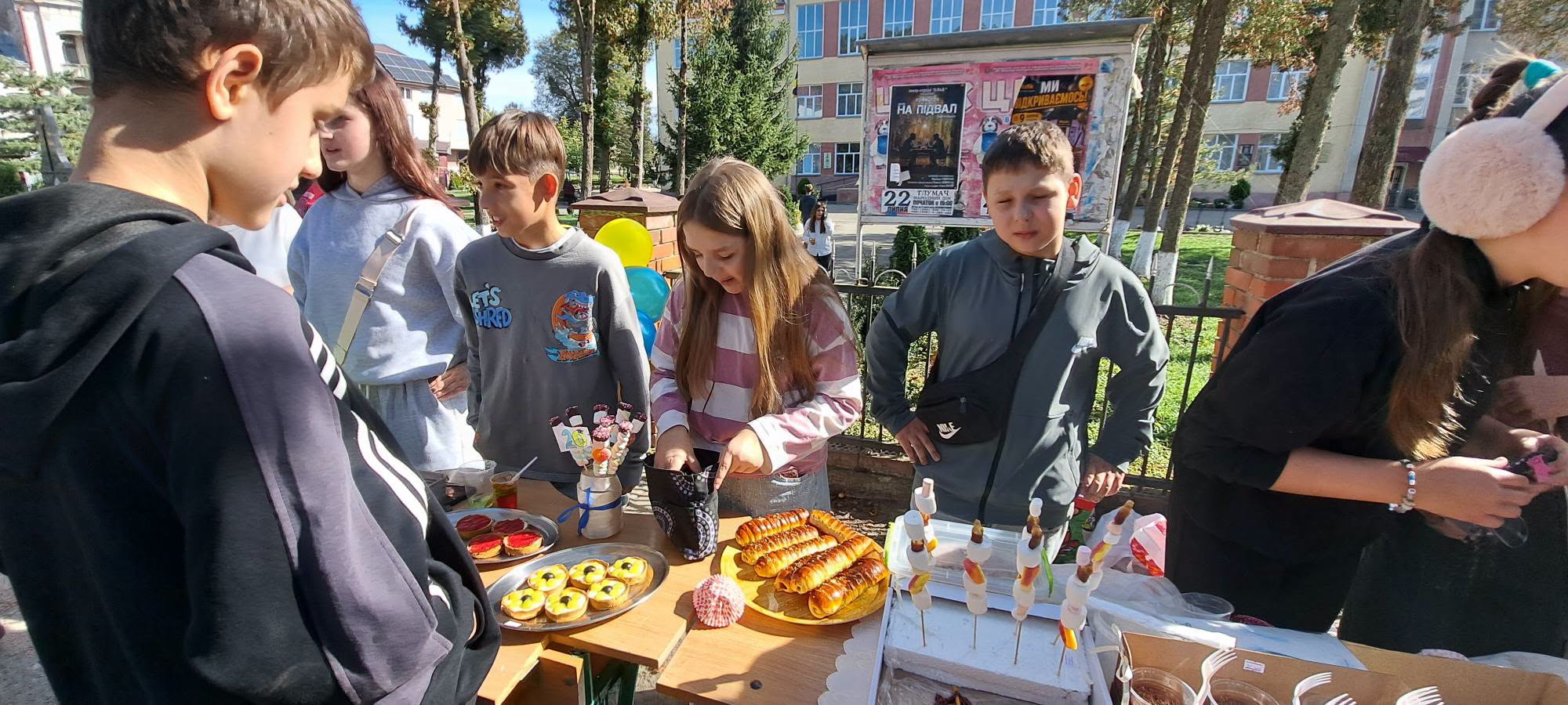 Майже 100 тисяч для ЗСУ: у Тлумацькому ліцеї провели благодійний ярмарок