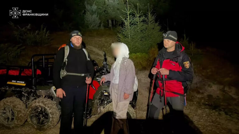 На Надвірнянщині рятувальники розшукали жінку, яка заблукала під час спуску з полонини Явірник
