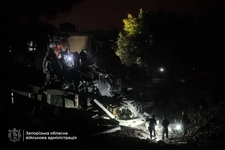 росіяни вдарили по багатоповерхівці у Запоріжжі: загинули семеро людей, серед них діти (ФОТО)