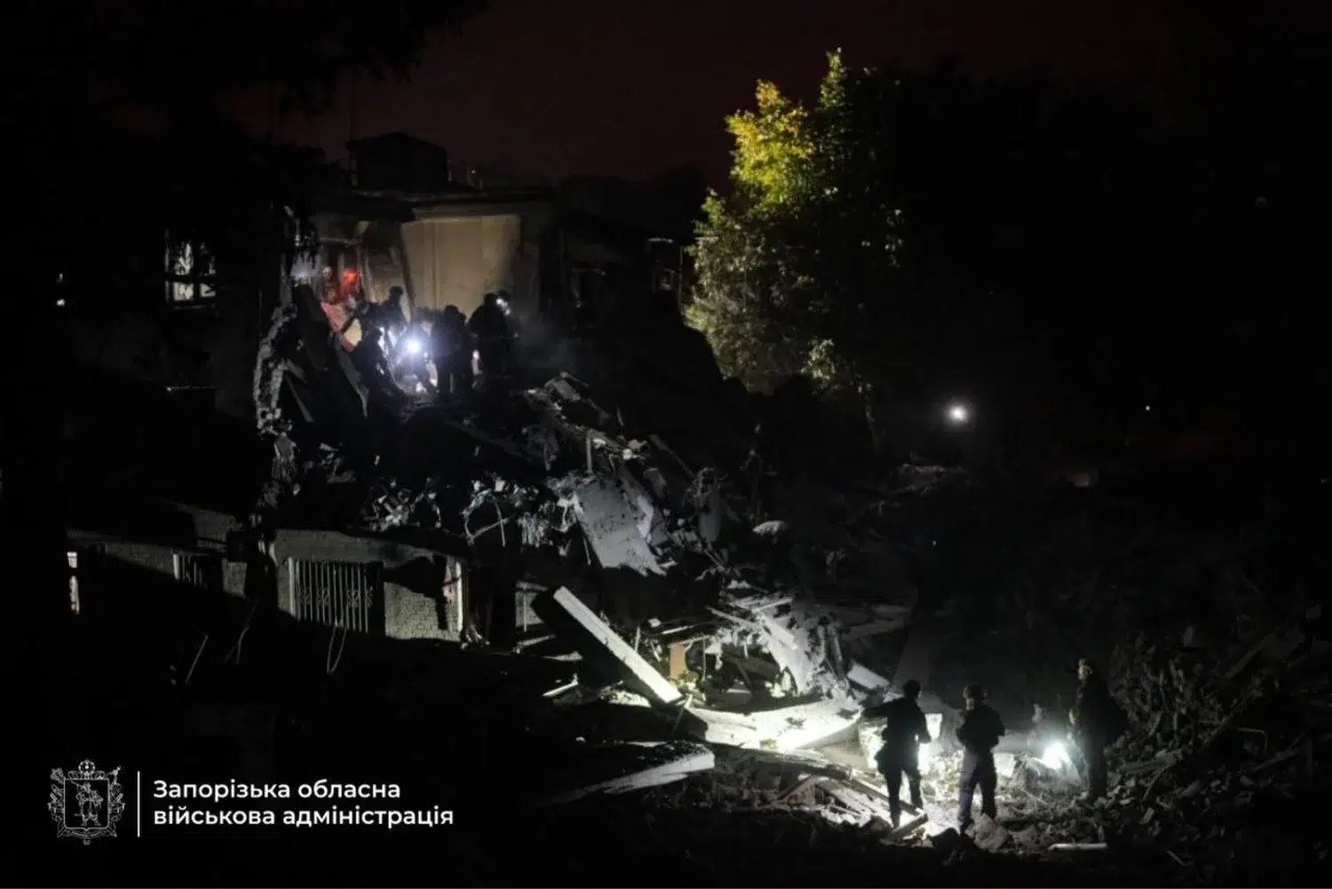 росіяни вдарили по багатоповерхівці у Запоріжжі: загинули п’ятеро людей, серед них діти (ФОТО)