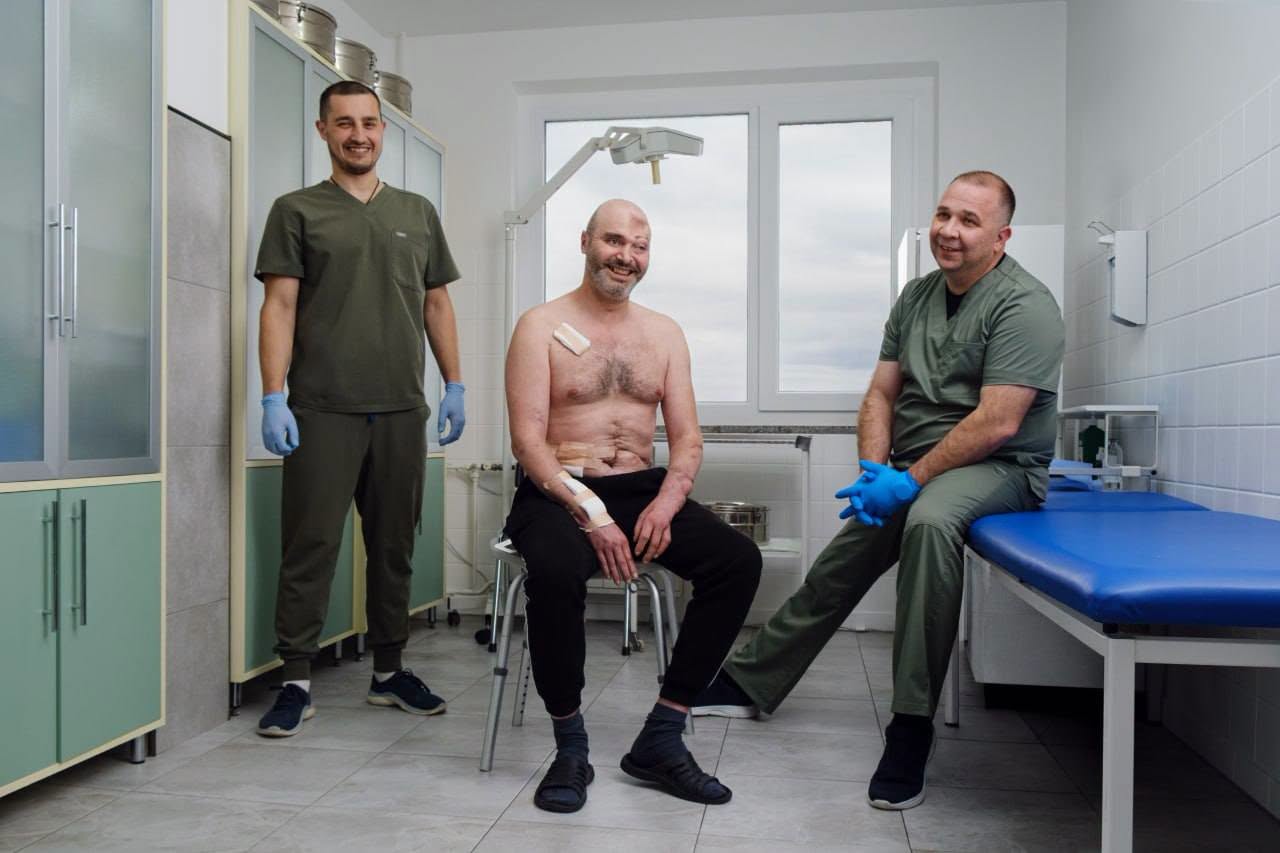 “Він вже сам собі режисер”: в Івано-Франківську лікарі відновили функції рук важкопораненому військовому