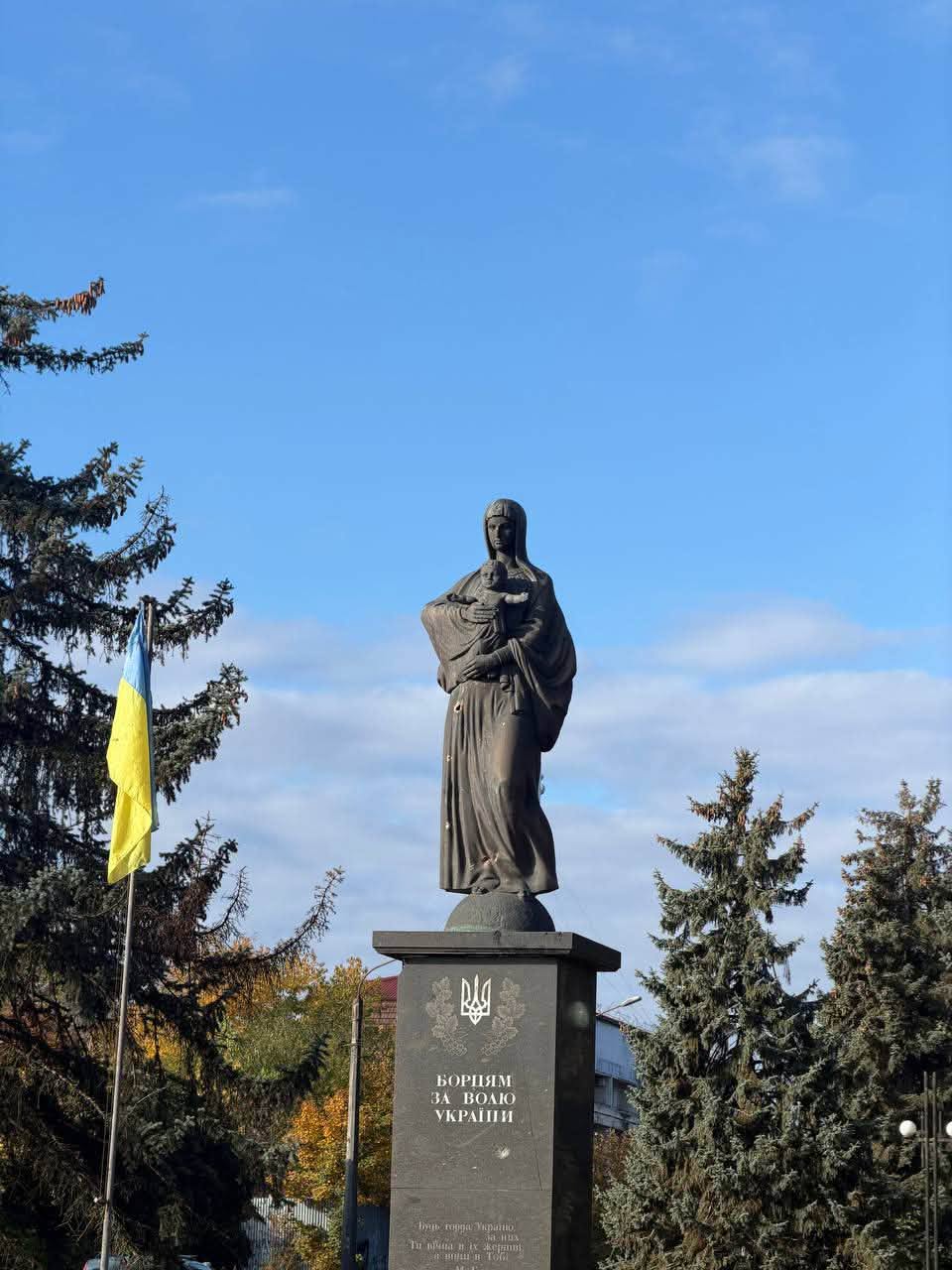 «Вистояв, але посічений уламками»: внаслідок ворожого удару по Франківську постраждав пам’ятник борцям за волю України (ФОТО)