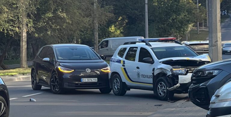 На Хіміків Volkswagen зіткнувся з поліцейським авто: службова машина врізалася в електроопору (ФОТО)