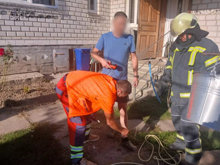 На Калущині чоловік застряг у криниці, коли діставав насос: його витягали рятувальники (ФОТО)